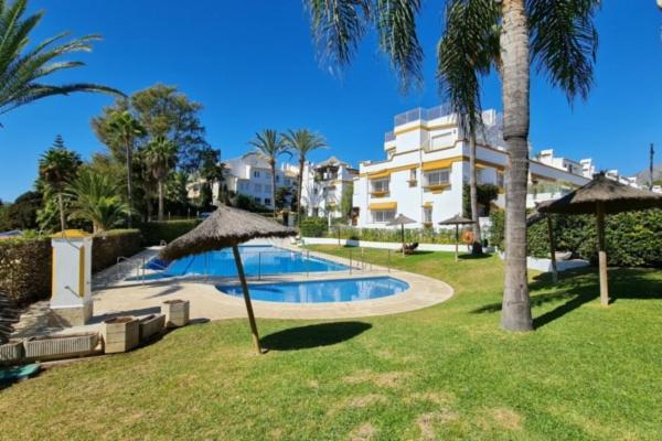 Apartamento A Bright Townhouse In The Marbellamar Residential Development Marbella