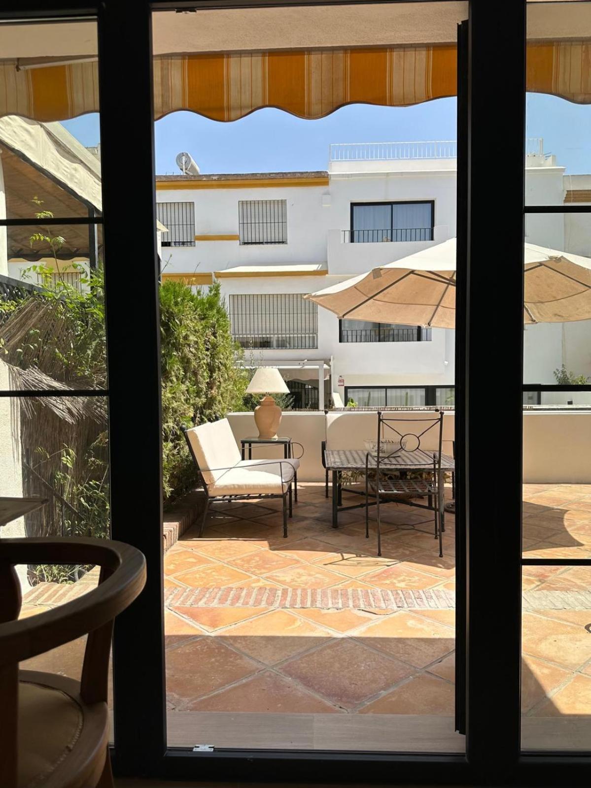 Apartamento A Bright Townhouse In The Marbellamar Residential Development Marbella