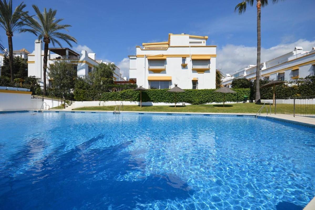 A Bright Townhouse In The Marbellamar Residential Development Apartamento Marbella
