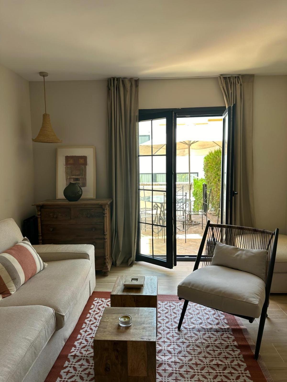 A Bright Townhouse In The Marbellamar Residential Development Apartamento Marbella